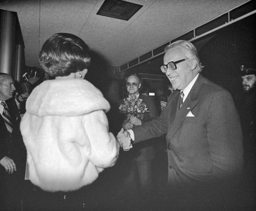 880341 Afbeelding van de ontvangst van prinses Beatrix bij het Muziekcentrum Vredenburg te Utrecht, door de commissaris ...